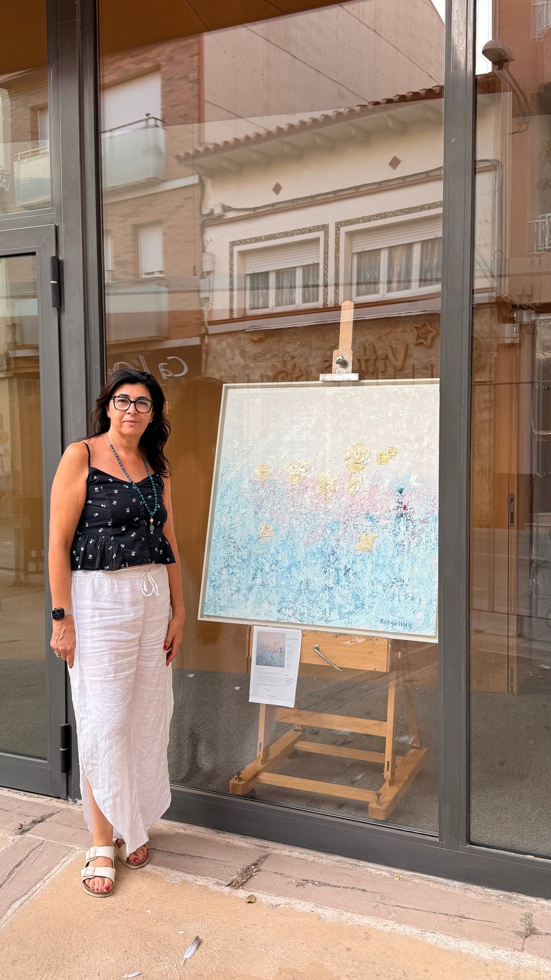 Pam Ringeling junto a su obra en la exposición Confluències, Malgrat de Mar